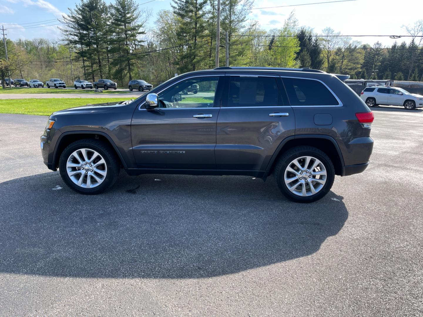 2017 Gray /Black Jeep Grand Cherokee Limited 4WD (1C4RJFBGXHC) with an 3.6L V6 DOHC 24V engine, 8A transmission, located at 547 E. Main St., Orwell, OH, 44076, (440) 437-5893, 41.535435, -80.847855 - This 2017 Jeep Grand Cherokee Limited 4WD is a highly capable and luxurious midsize SUV that effectively balances off-road prowess and comfort. Equipped with the refined 3.6L Pentastar V6 engine and an 8-speed automatic transmission, this model includes ECO and Sport modes to adapt the driving exper - Photo#20